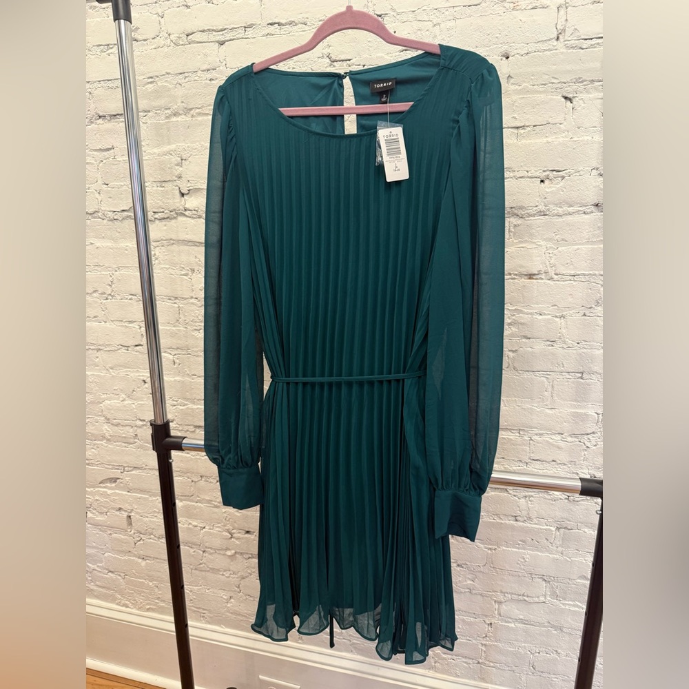 NWT Elegant Emerald Green Pleated Dress
